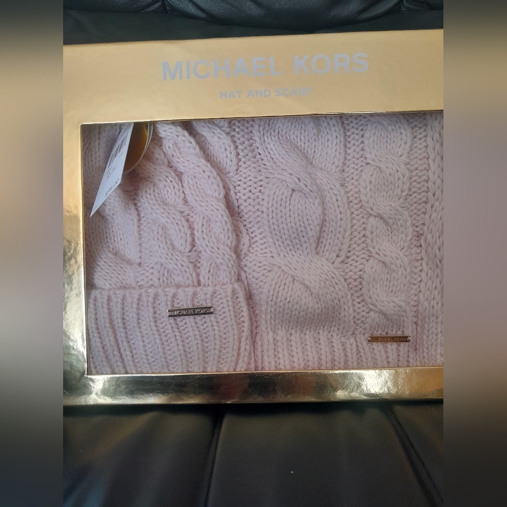 New Michael Kors Hat & Scarf Set In Soft Pink Color ❄️NWT❄️ Firm
